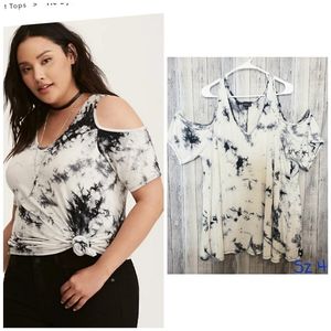 Torrid plus size 4 tie dye cold shoulder tee black and white